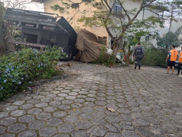 Caminhão perde o freio e invade casa em Nova Venécia por PMES