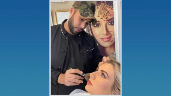 O libanês Fadi Srour maquiando uma de suas clientes