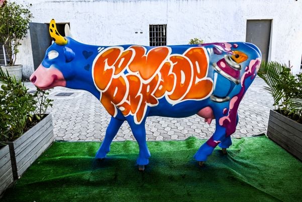1ª parte do grafite feito pelo capixaba Starley, responsável por pintar a vaca que abre as inscrições para a exposição CowParade Vitória/Vila Velha