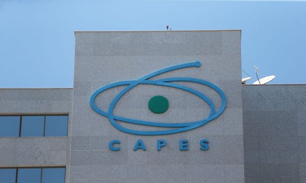 Capes regulamenta acúmulo de bolsa com outras remunerações
