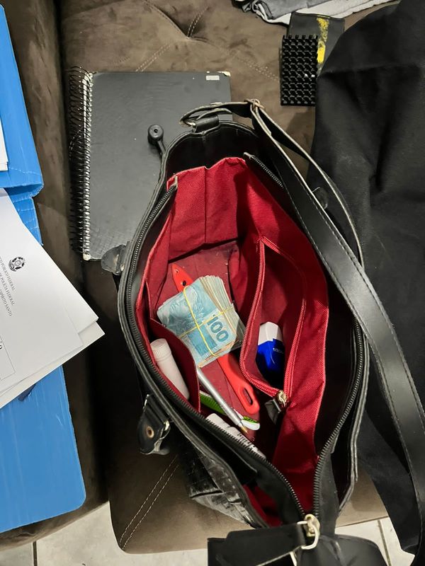 Dinheiro, drogas e arma foram encontrados durante operação Black Lança, da PF por Reprodução | Polícia Federal