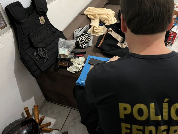 Dinheiro, drogas e arma foram encontrados durante operação Black Lança, da PF por Reprodução | Polícia Federal