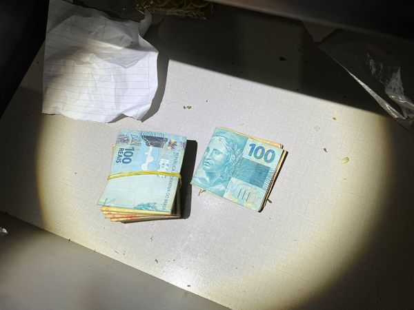 Dinheiro, drogas e arma foram encontrados durante operação Black Lança, da PF por Reprodução | Polícia Federal