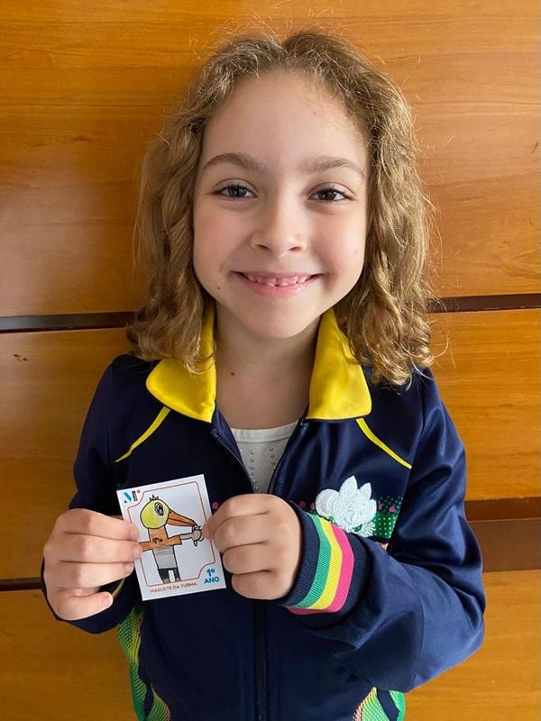 A aluna Helena Dadalto Targa, 6 anos, teve seu mascote escolhido como uma das figurinhas “legends” no álbum da Monteiro