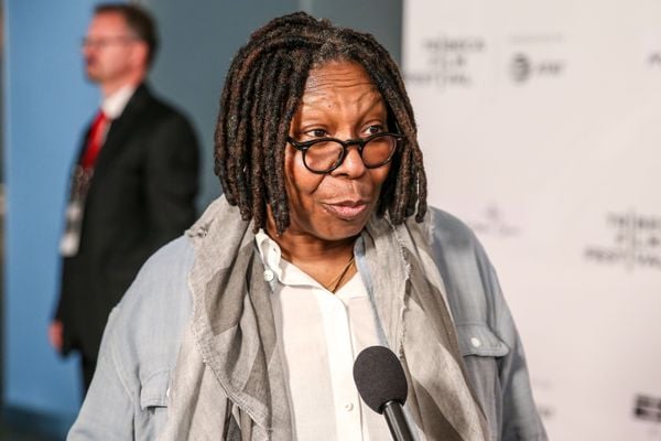 Atriz Whoopi Goldberg durante tapete vermelho do filme 