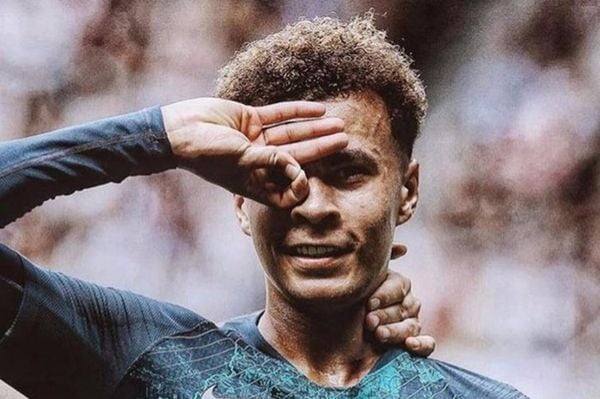 Delli Alli ficou conhecido mundialmente por sua comemoração marcante em gesto com a mão no rosto