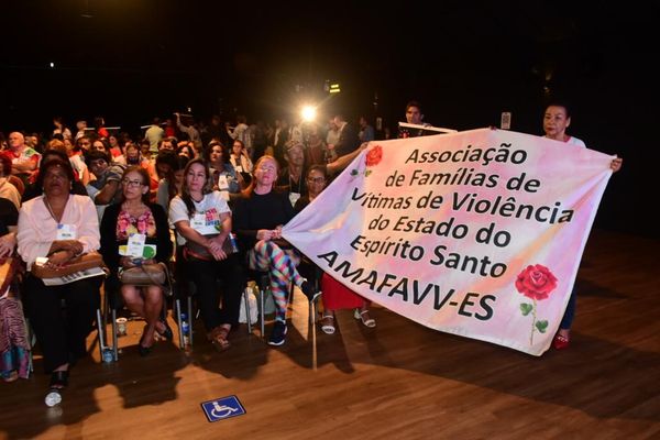 Movimentos de direitos humanos fazem protesto em plenária do PPA