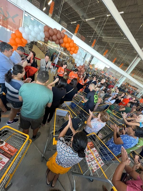 Hildo Cecato recebendo os primeiro clientes do estabelecimento por Top Max/Divulgação