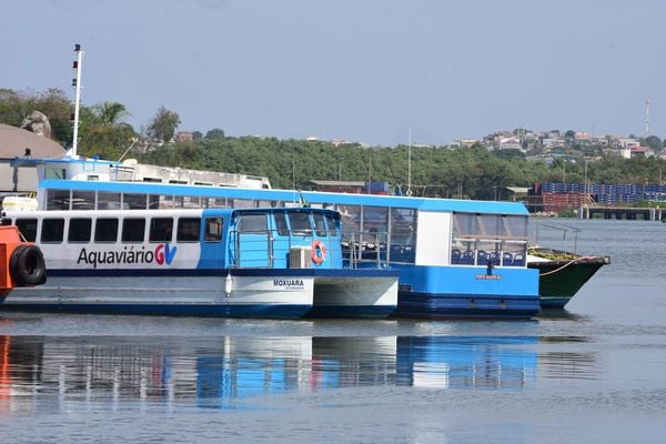 Barcos do aquaviário ancorado na Ilha da Fumaça, em Vitória por Ricardo Medeiros