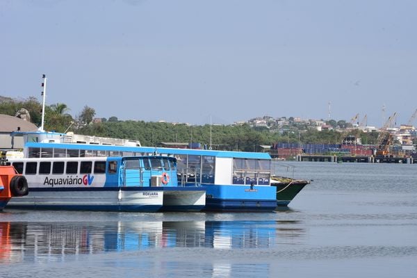 Barcos do aquaviário ancorado na Ilha da Fumaça, em Vitória por Ricardo Medeiros