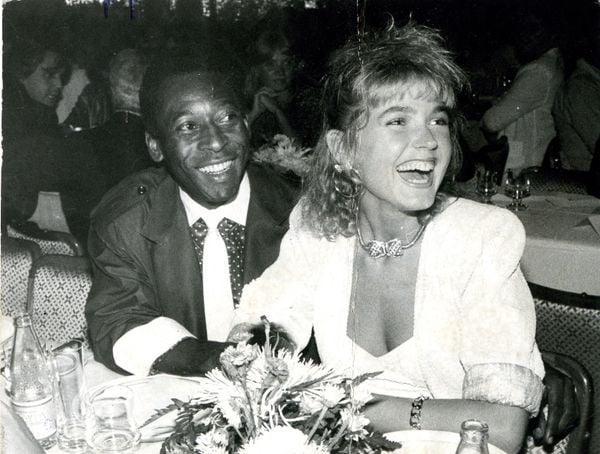 O ex-jogador Pelé (esq.) ao lado da apresentadora Xuxa, em 1986