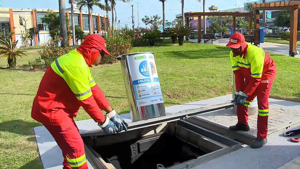 Equipamentos que podem armazenar três mil litros de lixo foram instalados na Serra, na Grande Vitória. Segundo prefeitura, medida foi feita para evitar mau cheiro