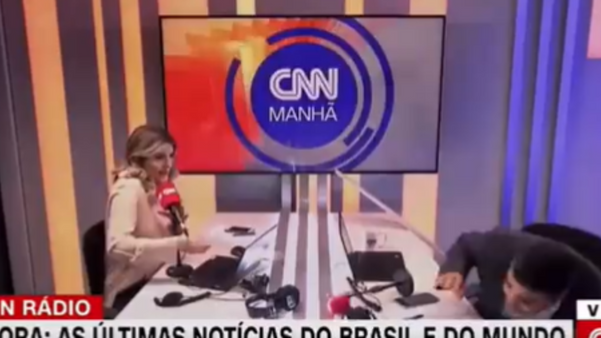 Teto do cenário da CNN Brasil desaba ao vivo e atinge apresentadores