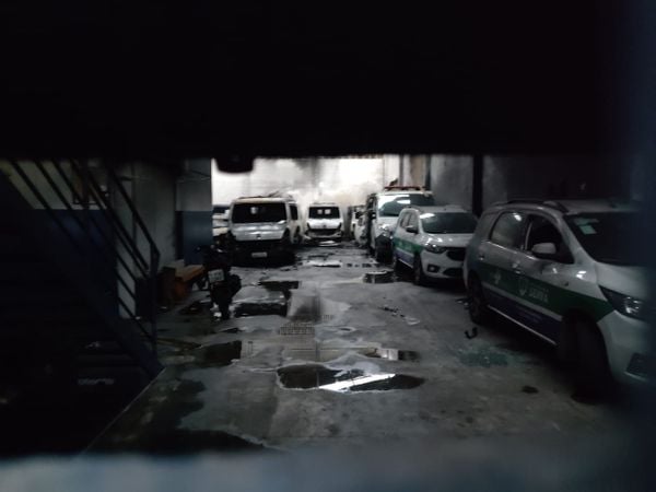 Incêndio em galpão de empresa destrói 14 ambulâncias na Serra