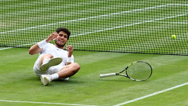 Carlos Alcaraz bate Djokovic em batalha na grama de Wimbledon e chega ao 2º  Grand Slam