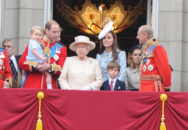  Rainha Elizabeth II, Duque de Edinburgh, Príncipe William, Príncipe George, Kate Middleton durante o Trooping The Colour 2015 no PalÃ¡cio de Buckingham, em Londres, na Inglaterra, em 2015
