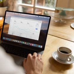 Investidores iniciantes muitas vezes buscam retornos maiores, mas a construção de patrimônio começa com algo bem mais simples: gastar menos e poupar com regularidade