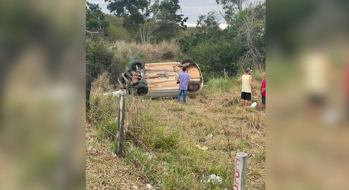 Acidente aconteceu na ES 248, na região da Fazenda Três Marias, na tarde de domingo (16); Juarez Donatelli (PV) acredita que perdeu o controle da direção do carro devido a sono