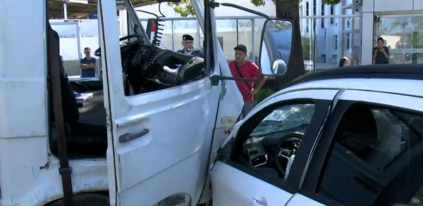 Acidente entre carro e caminhão na Avenida Beira-Mar