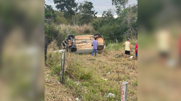 Carro saiu da pista e capotou na zona rural de Linhares