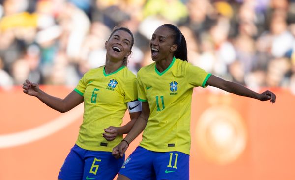 Tamires e Adriana comemoram gol da Seleção Brasileira feminina de Futebol