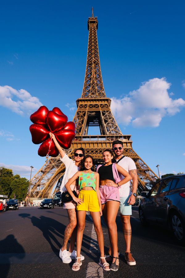 A psicanalista Debora Guerra e o advogado Wiler Coelho levaram suas filhas, Helena e Isadora, para Paris, onde as meninas estiveram pertinho da Torre Eiffel pela primeira vez
