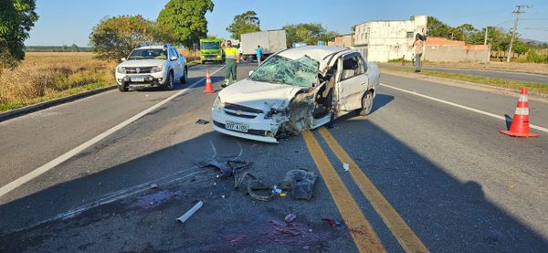 Carro envolvido em acidente na BR 101, em Aracruz por Isaac Ribeiro