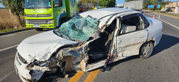 Carro envolvido em acidente na BR 101, em Aracruz por Isaac Ribeiro