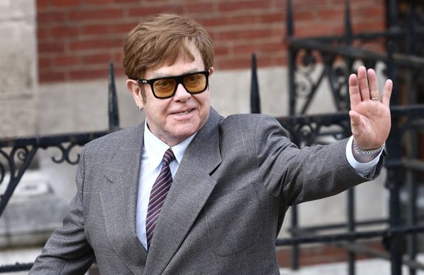 Elton John dá testemunho de defesa de Kevin Spacey em julgamento sobre abuso sexual,