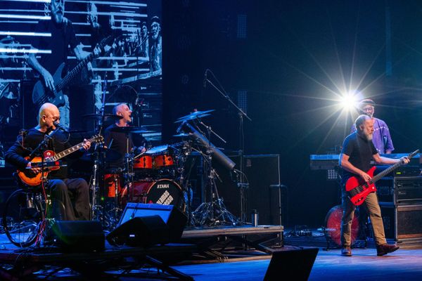 Show da banda Os Paralamas do Sucesso em turnê comemorativa de 40 anos do trio, no Teatro Guaíra em Curitiba (PR), em julho de 2023