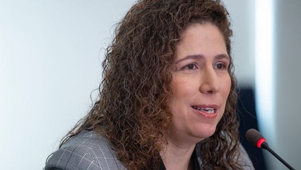 Ministra Esther Dweck diz que ideia ainda está em fase inicial de discussão entre MEC e Escola Nacional de Administração Pública