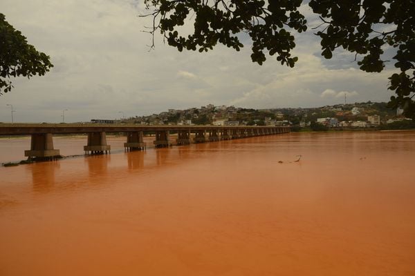 Data: 20/11/2015 - ES - Colatina - Rio Doce com coloração alterada devido lama de rejeitos das barragens rompidas da Samarco em Mariana - MG atingirem seu leito  