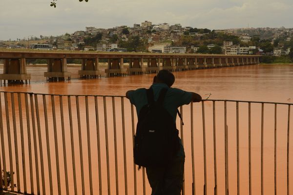 Data: 26/01/2019 - ES - Colatina - Rio Doce com coloração alterada devido lama de rejeitos das barragens rompidas da Samarco em Mariana-MG atingirem seu leito