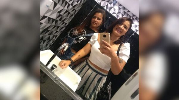 Mirelle e a irmã, Thairinne, em um momento de descontração