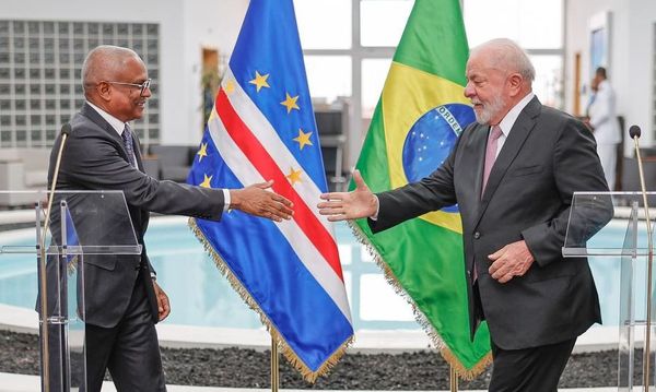 O presidente Luiz Inácio Lula da Silva ao lado do presidente de Cabo Verde, José Maria Neves