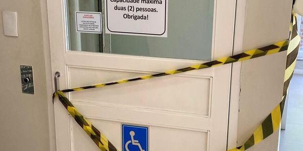 Idosos sofrem acidente em elevador de clínica no Rio Grande do Sul