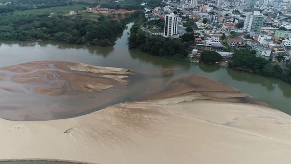 Bancos de areia formam mini-ilhas no Rio Doce em Linhares