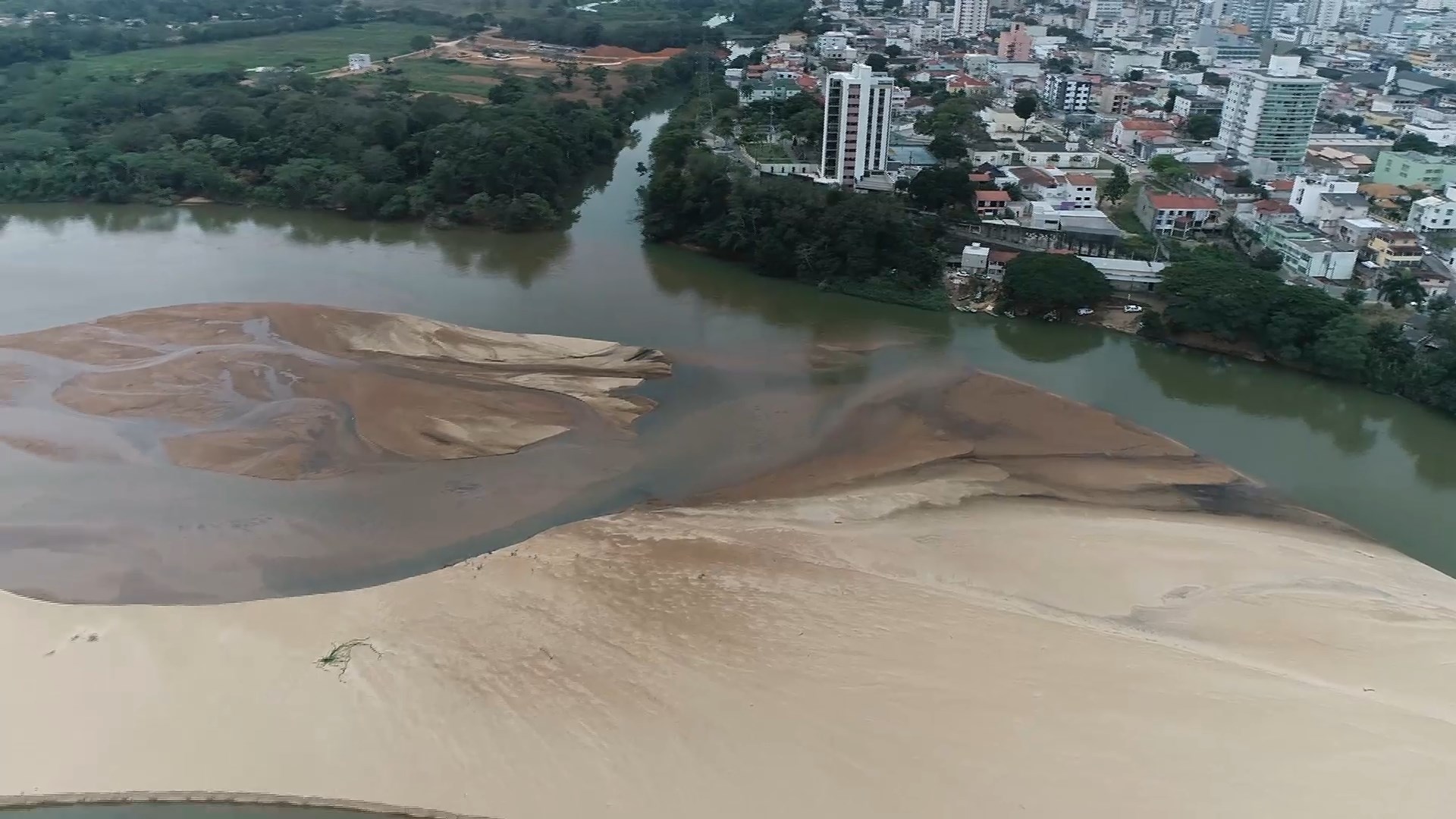 Especialistas explicam causas do assoreamento, como o desmatamento e a falta de chuva na região da bacia do rio nesta época do ano