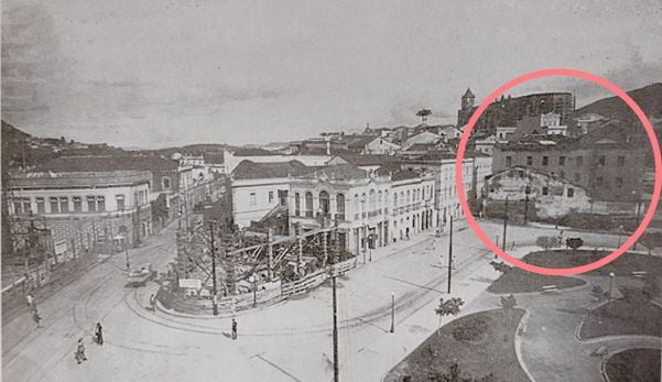 Foto da praça com o prédio destacado no círculo em 1930. Ao fundo, a construção da Catedram Metropolitana