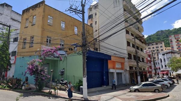 Imagem do prédio em 2023, antes da demolição, mostram estadoi de abandono