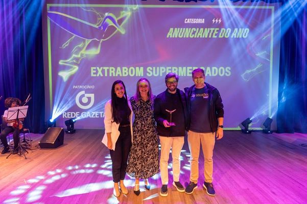 O anunciante do ano foi o Extrabom, representado pelo gerente de marketing do grupo, Yuri Correa, e o troféu foi entregue pelo diretor de Mercado da Rede Gazeta, Márcio Chagas