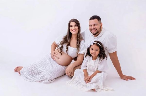Quezia, o marido Magdiel e a filha pequena Heloísa