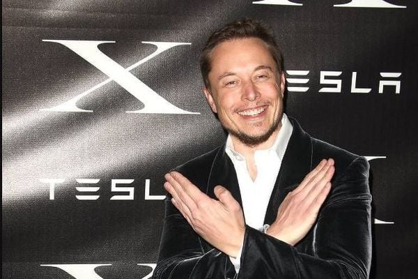 Elon Musk diz que vai mudar logotipo do Twitter e posta foto fazendo um X