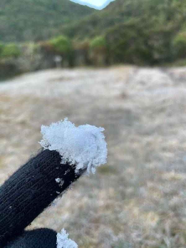 Turista registra temperatura negativa e gelo no parque nacional do Caparaó por André Hoffman
