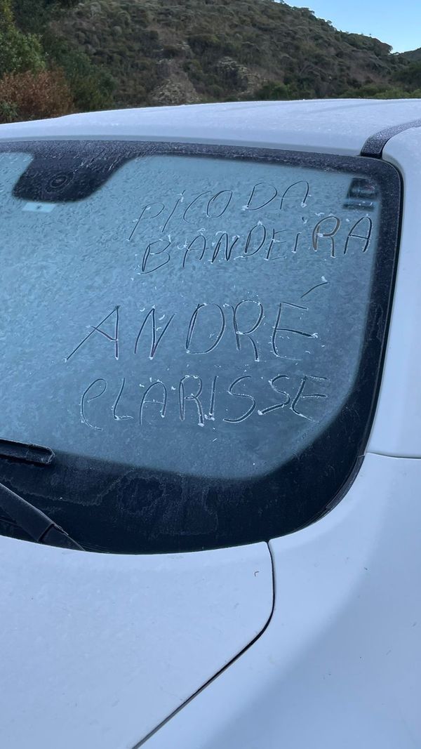 Turista registra temperatura negativa e gelo no parque nacional do Caparaó por André Hoffman