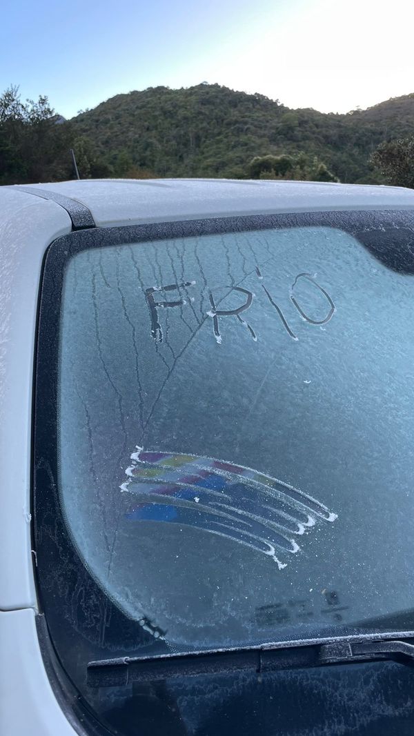 Turista registra temperatura negativa e gelo no parque nacional do Caparaó por André Hoffman
