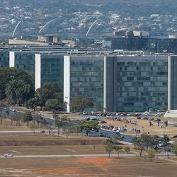 São mais de 3.600 vagas, distribuídas por 32 órgãos federais, com salários que variam de R$ 4.787,59 e R$ 17.726,42. Os candidatos podem se inscrever em nove blocos temáticos