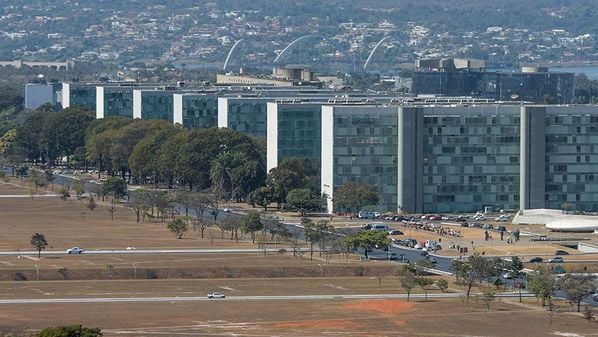 Remuneração pode chegar a R$ 37 mil mensais, com oportunidades para profissionais de todos os níveis de escolaridade; veja a lista completa