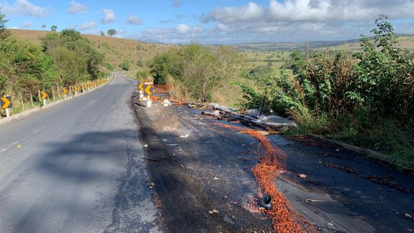 Cratera onde carro caiu está aberta desde as fortes chuvas do ano passado por Raphael Verly