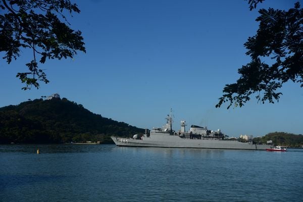 Navio da marinha deixando a Baía de Vitória, Vitória